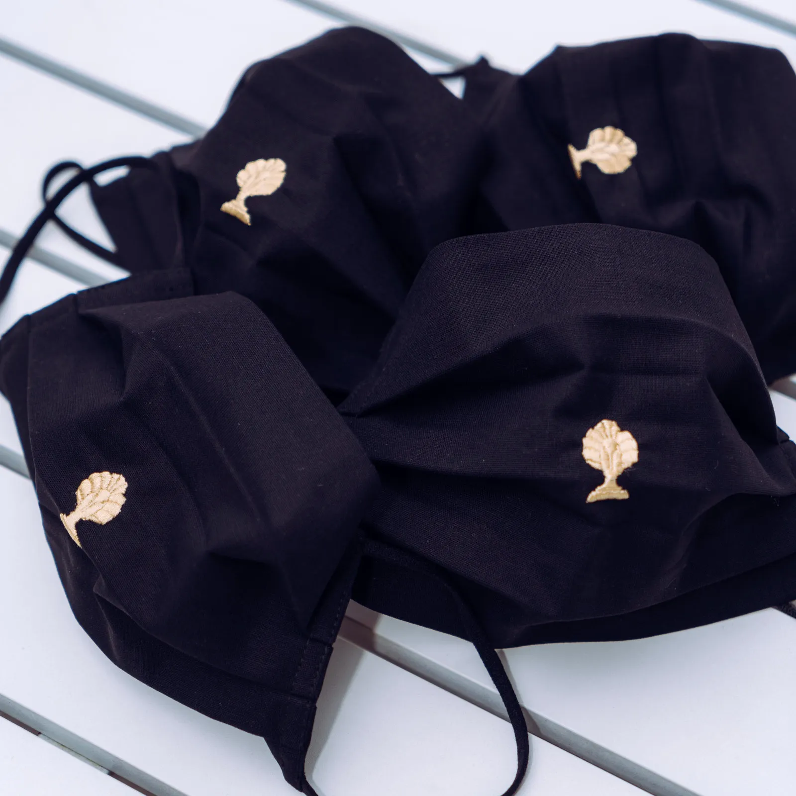 Maske mit Logo-Applikation, Ansicht 2