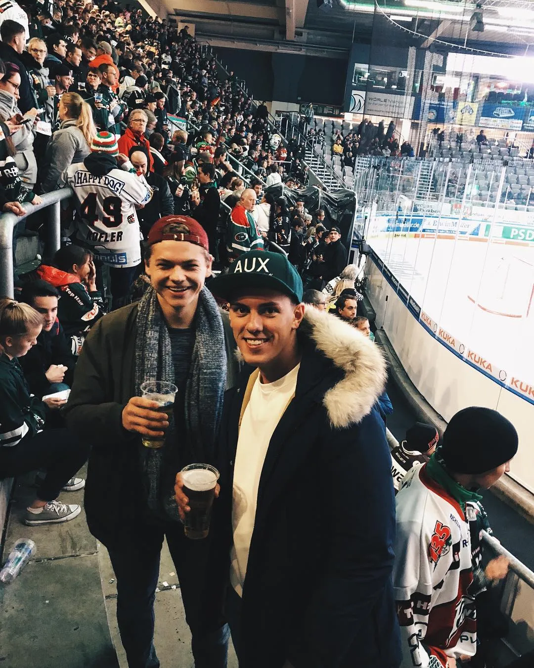 Vince und Peter mit den ersten AUX Caps beim Eishockey im Curt-Frenzel-Stadion, Oktober 2017