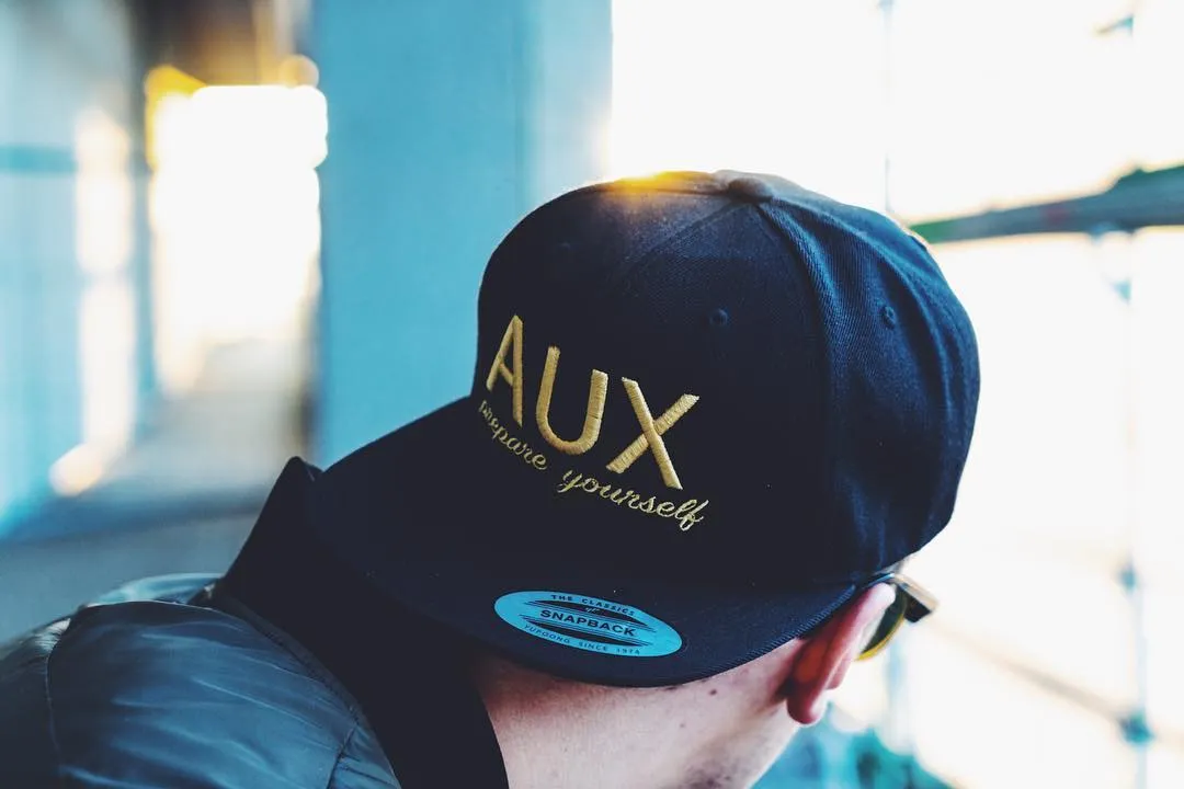 AUX Snapback mit goldenem Stick und „prepare yourself“