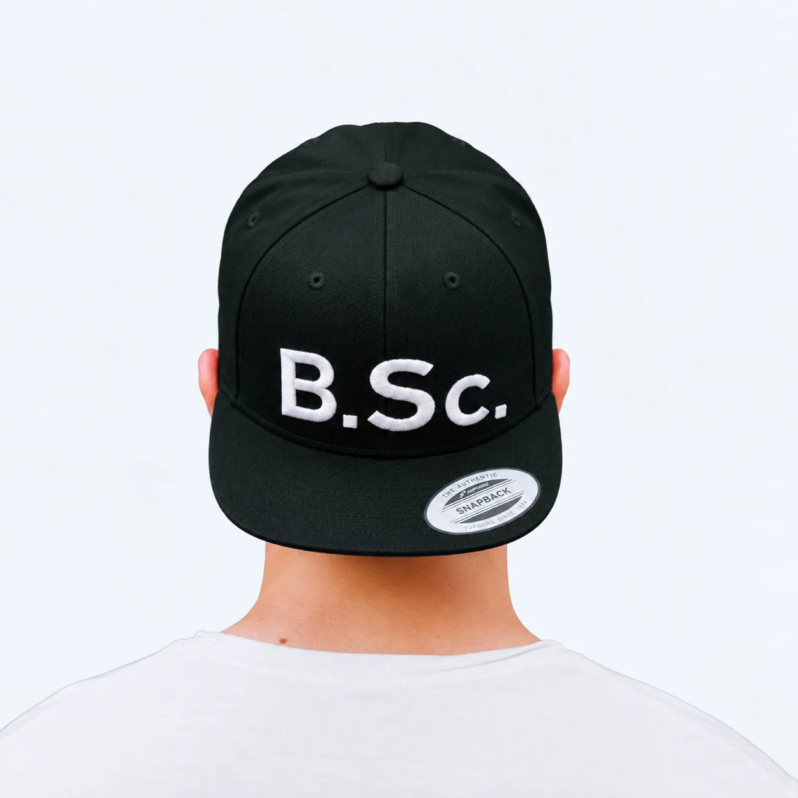 B.Sc. Bachelor of Science Snapback Cap getragen, Ansicht von hinten mit nach hinten gedrehter Cap