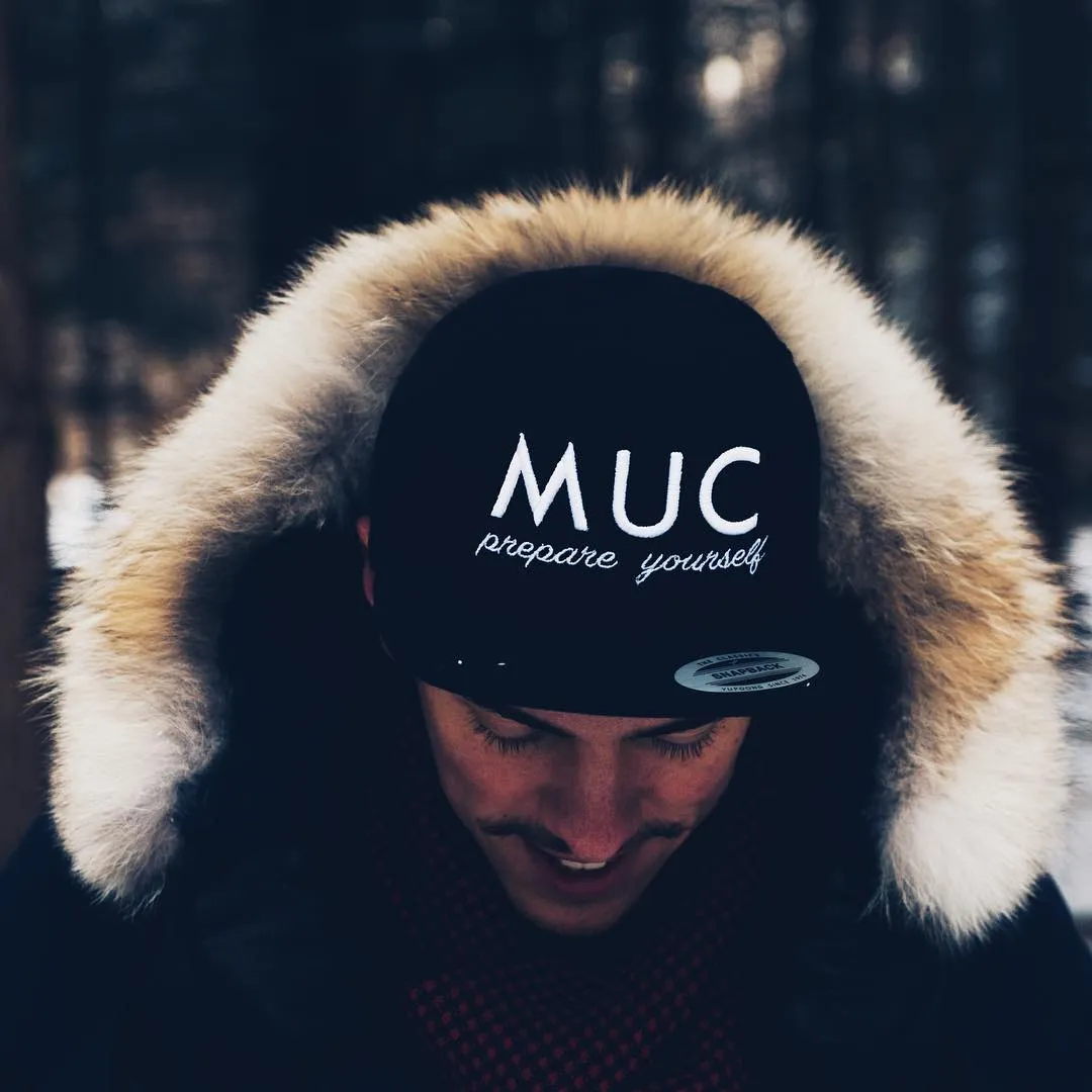 MUC Snapback mit „prepare yourself“ zur Winterjacke mit Fellkapuze