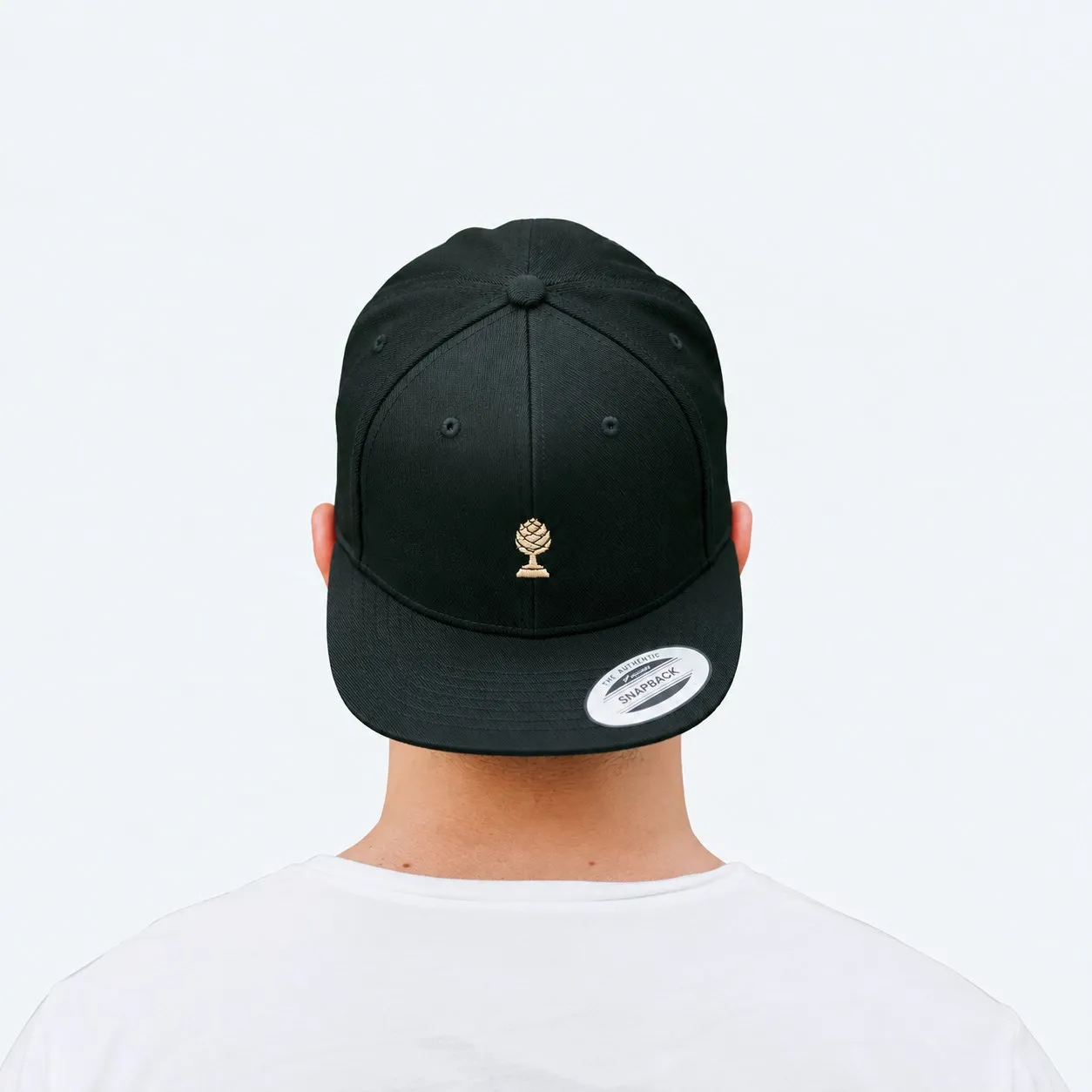 LOGO GOLD Snapback Cap mit goldener Zirbelnuss getragen, Rückansicht