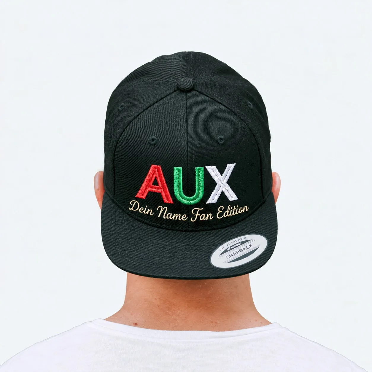 AUX Fan Edition Snapback Cap von hinten getragen, dreifarbiges AUX und goldene Schrift „Dein Name Fan Edition“