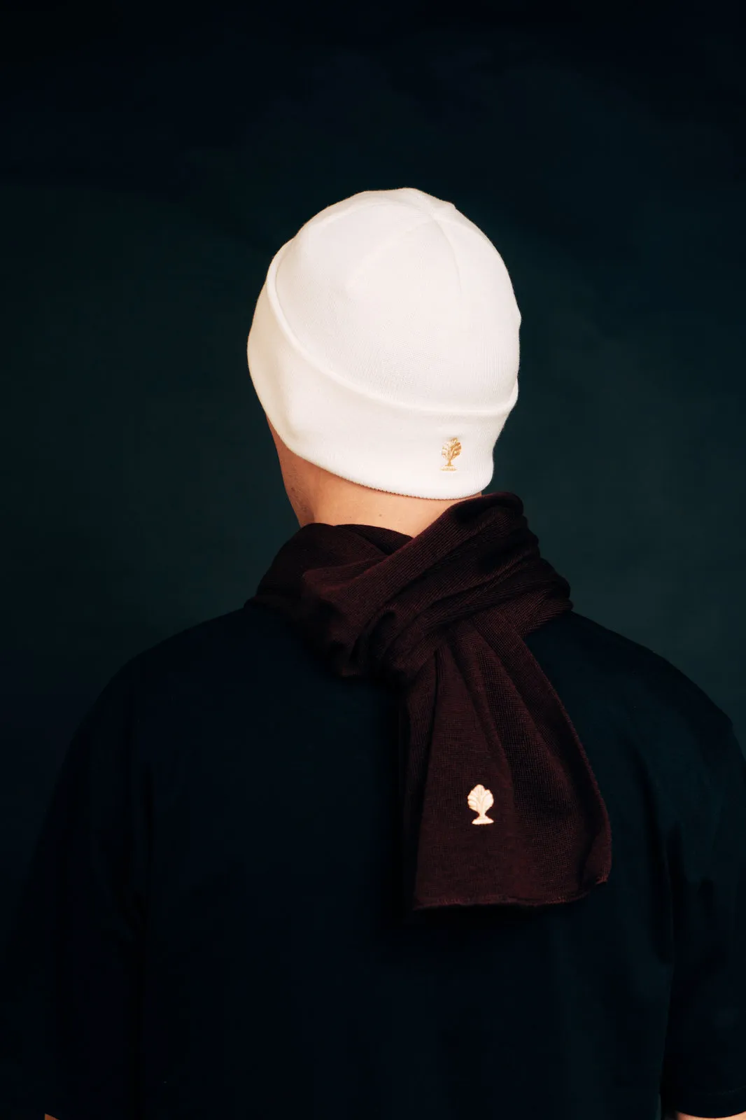 Merino-Schal in bordeaux getragen, mit Beanie in creme