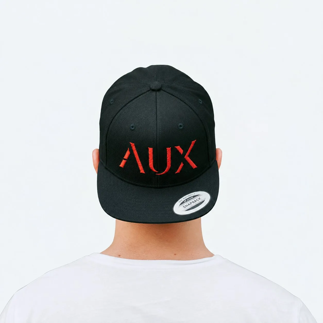 AUX PURE Snapback Cap mit rotem Stick getragen, Rückansicht