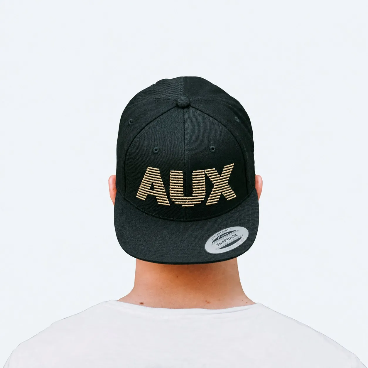 AUX Mono Gold Snapback Cap getragen, Rückansicht