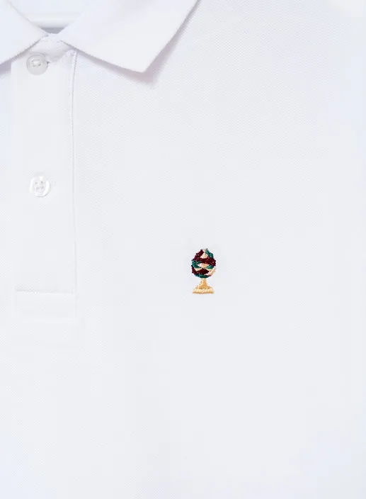 Weißes Polo mit gestickter Zirbelnuss in Rot, Grün und Weiß