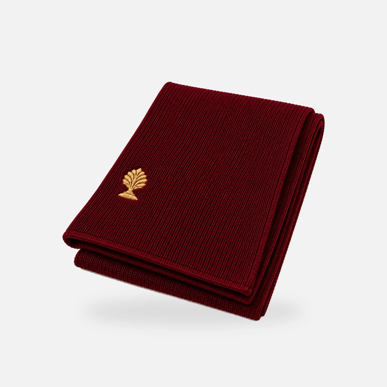 Merino-Schal in bordeaux mit goldener Logo-Applikation, gefaltet