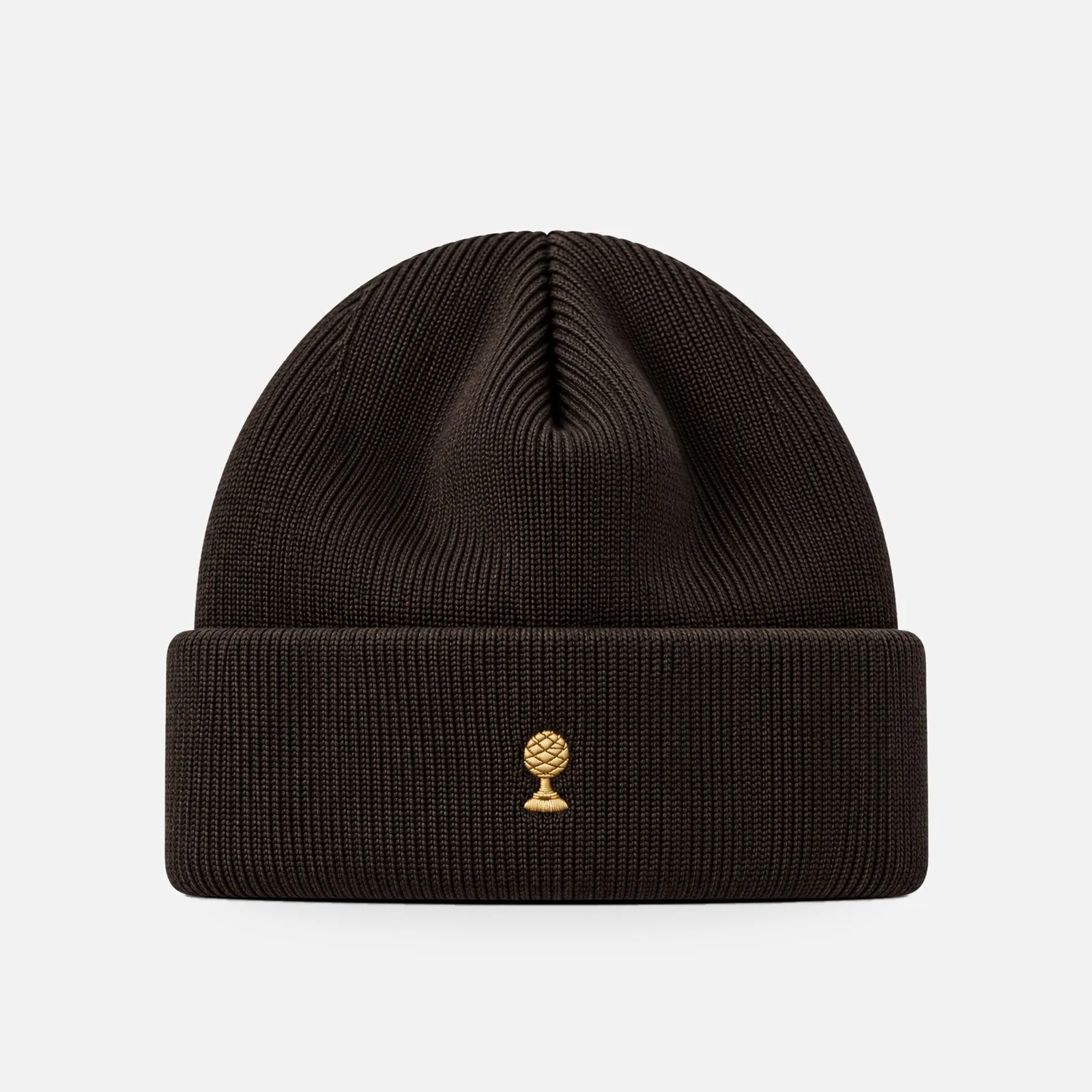 Merino-Beanie Gold Edition in braun mit goldener Zirbelnuss