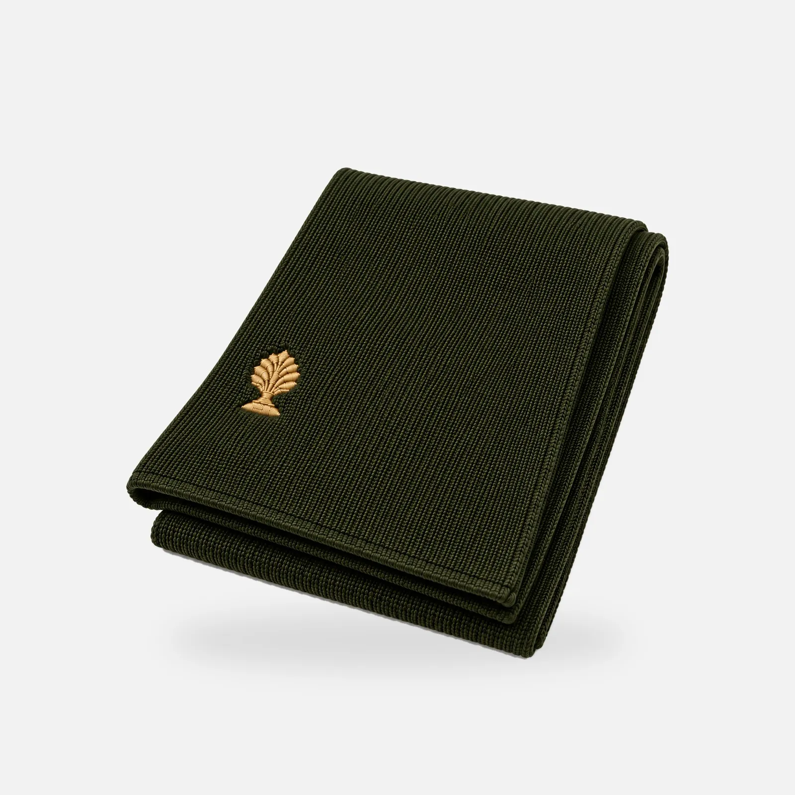Merino-Schal in oliv mit goldener Logo-Applikation, gefaltet