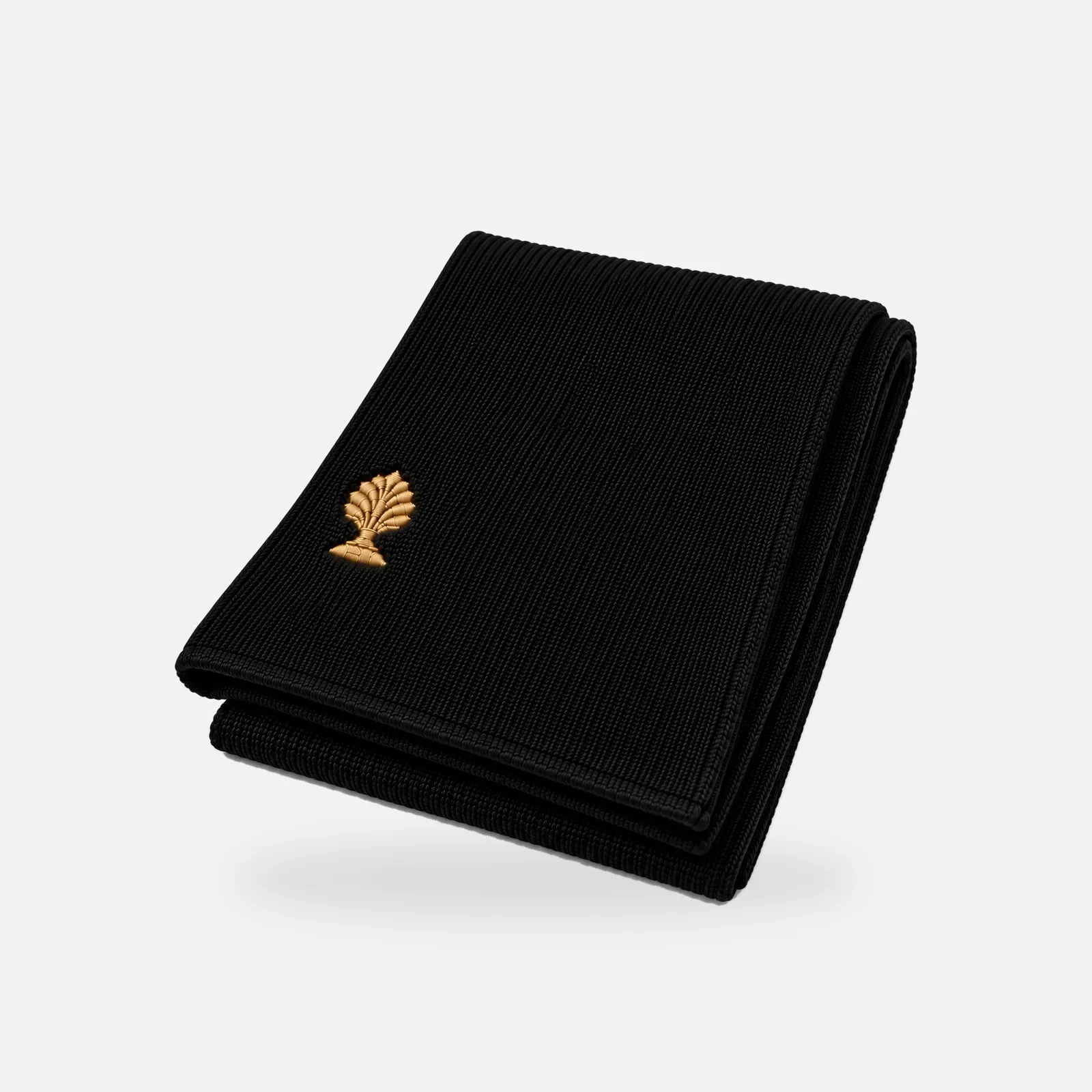 Merino-Schal in schwarz mit goldener Logo-Applikation, gefaltet
