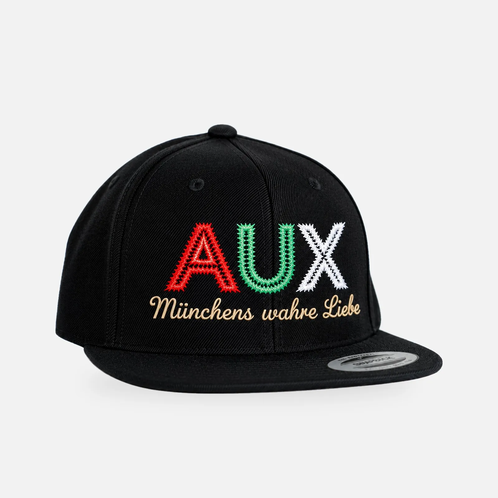 AUX Special Edition Snapback Cap, schwarz, AUX in Rot, Grün und Weiß mit „Münchens wahre Liebe“ in Gold, Studioansicht