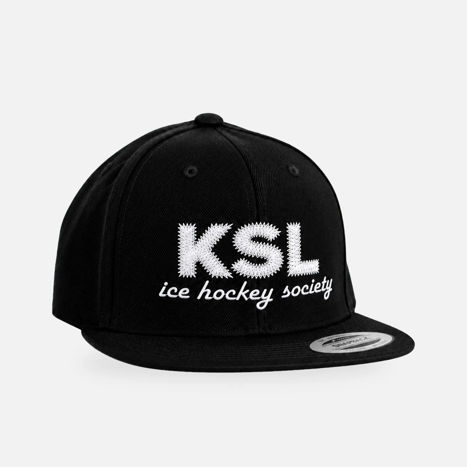 KSL Ice Hockey Society V2 Snapback Cap, schwarz mit vollflächig weißem KSL-Stick, Studioansicht