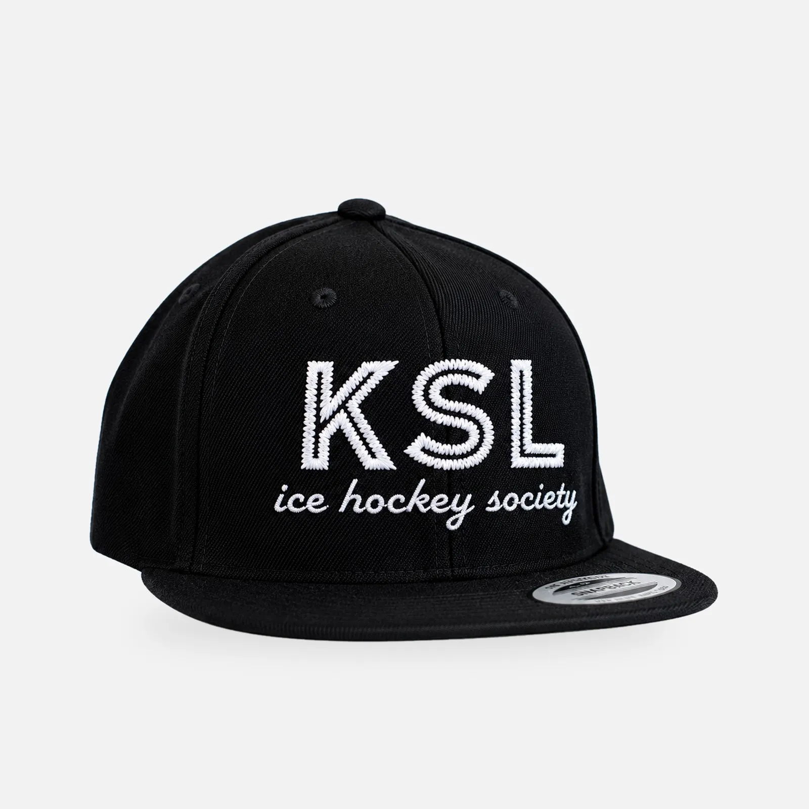 KSL Ice Hockey Society V1 Snapback Cap, schwarz mit weißem Stick, Studioansicht