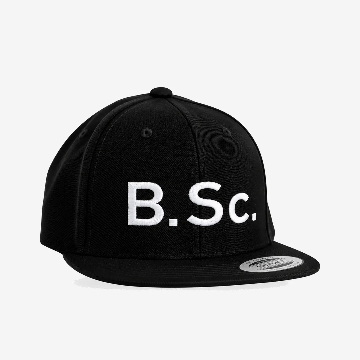 B.Sc. Bachelor of Science Snapback Cap in Schwarz mit weißem Stick, Studioansicht