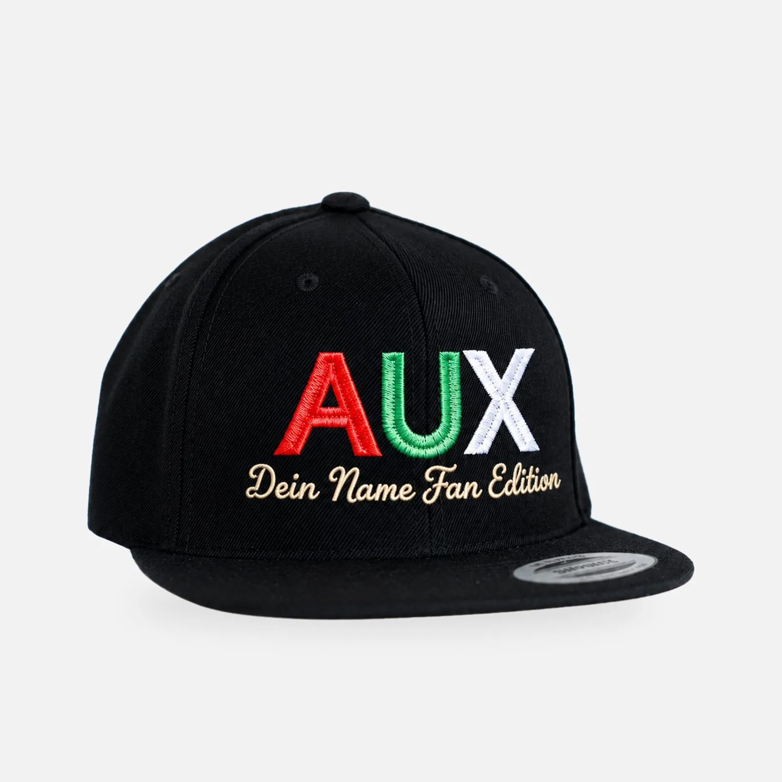AUX Fan Edition Snapback Cap, schwarz, dreifarbiges AUX und goldene Schrift „Dein Name Fan Edition“, Studioansicht