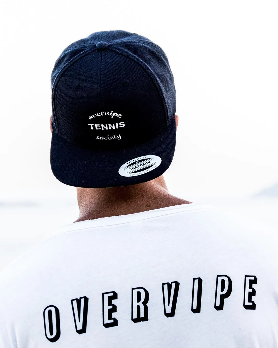 OVERVIPE Tennis Society Cap zum weißen Shirt mit OVERVIPE Schriftzug